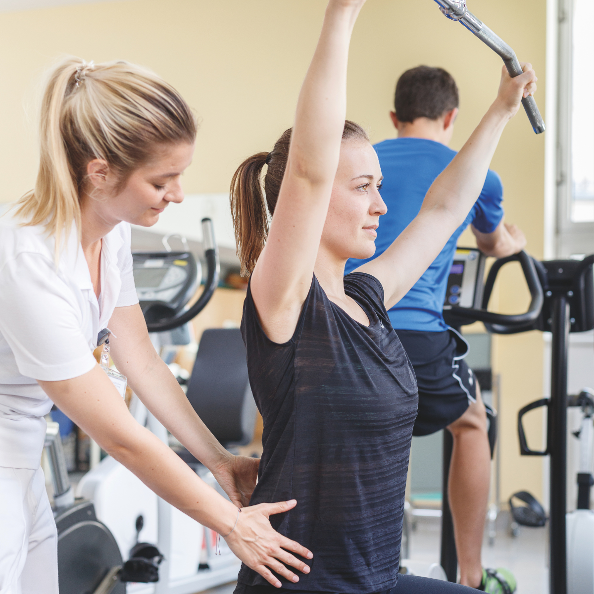 Eine lächelnde Ärztin oder Krankenschwester mit einem Stethoskop berät einen Patienten.