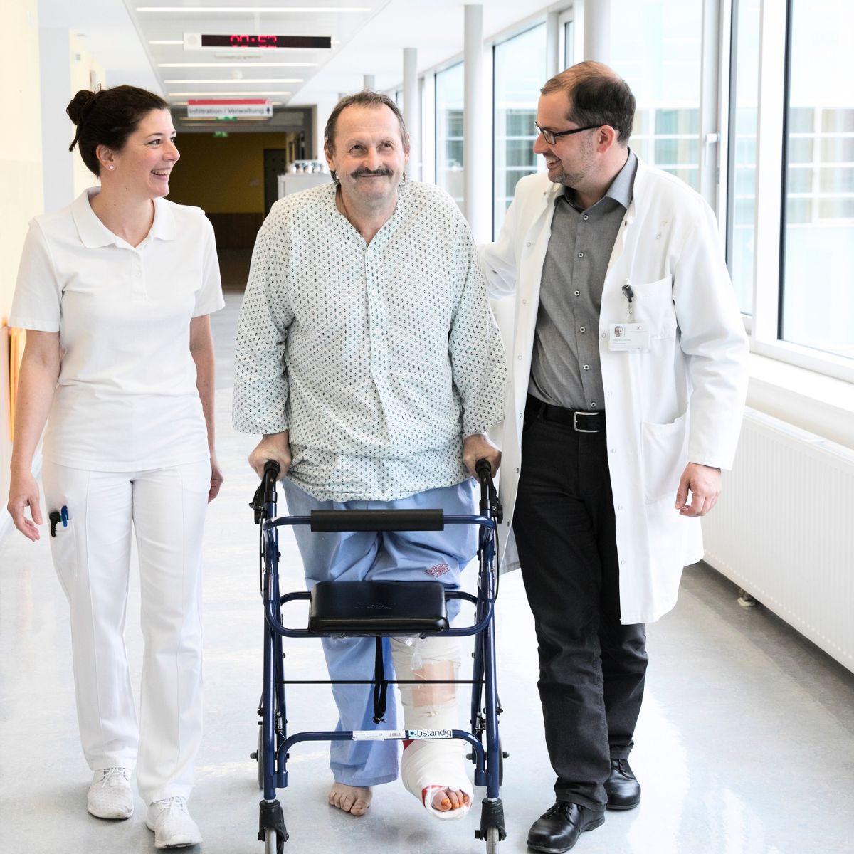 Kaffee rinnt in den Papierbecher