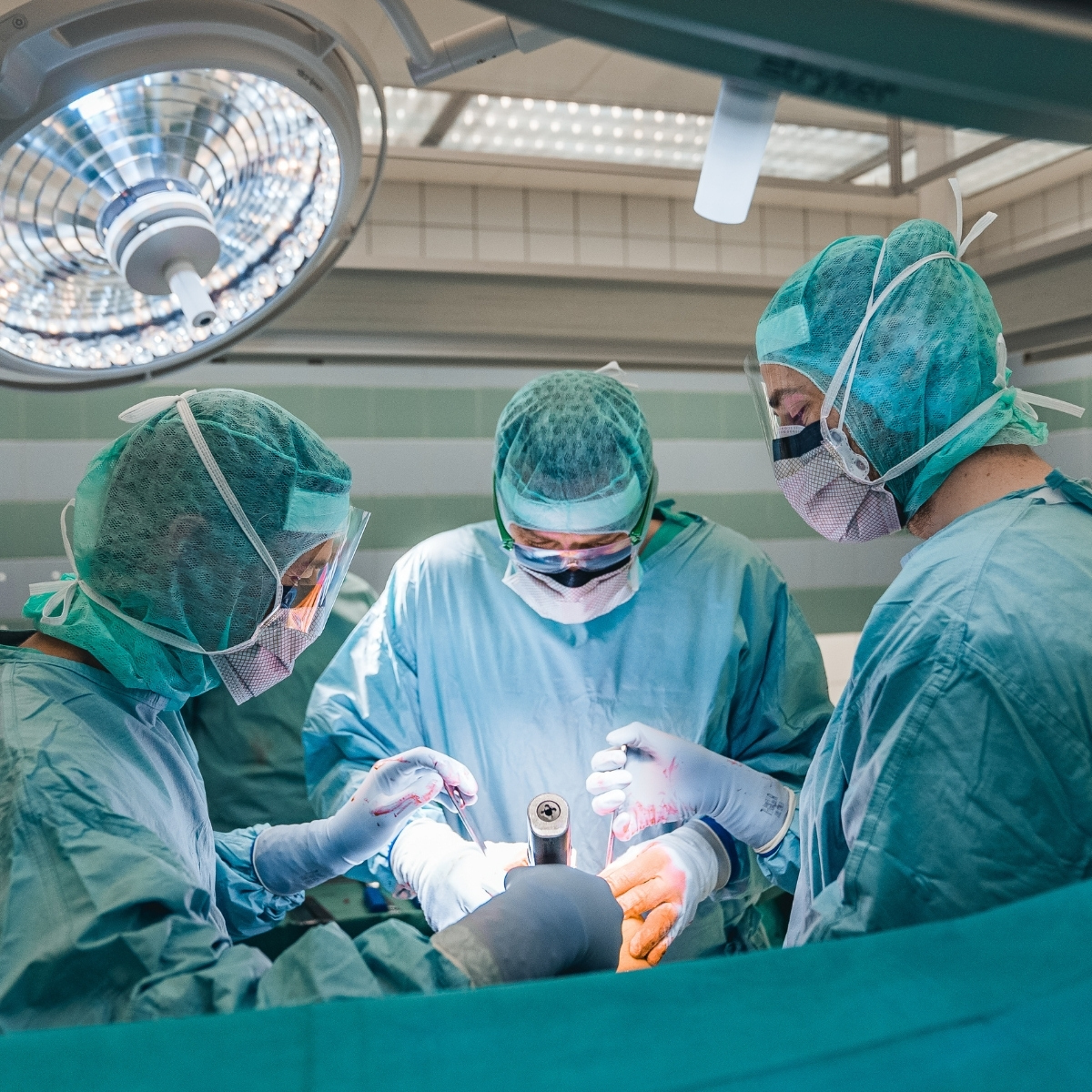 Eine lächelnde Ärztin oder Krankenschwester mit einem Stethoskop berät einen Patienten.