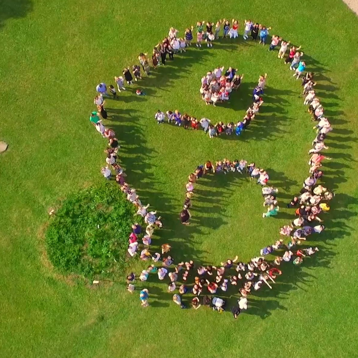 Zwei Krankenschwestern kümmern sich um einen Patienten am Bett, mit medizinischer Ausrüstung.