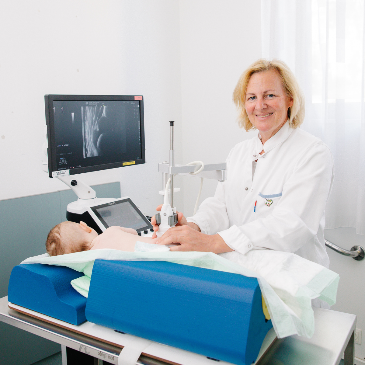 Eine lächelnde Ärztin oder Krankenschwester mit einem Stethoskop berät einen Patienten.