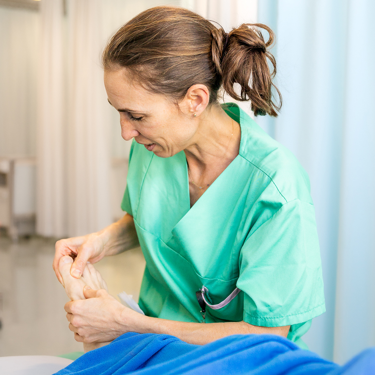 Eine lächelnde Ärztin oder Krankenschwester mit einem Stethoskop berät einen Patienten.