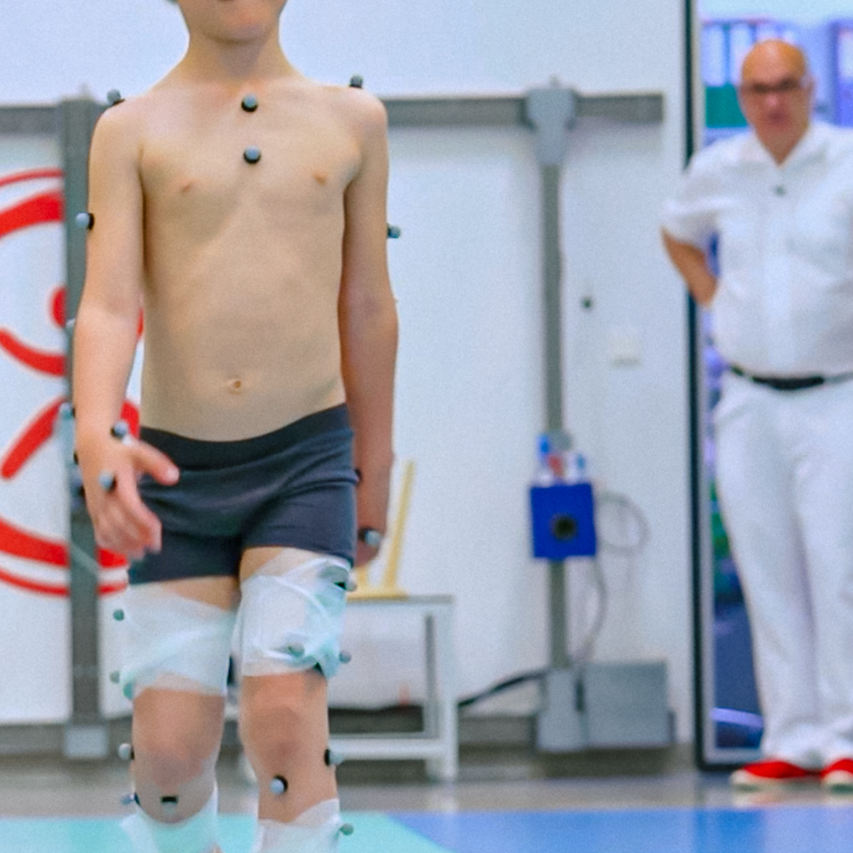 Patientin bei der klinischen Ganganalyse