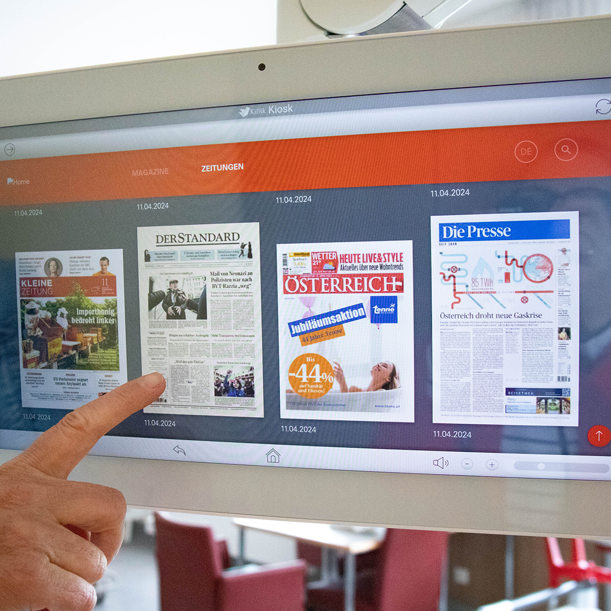 Jemand tippt auf einen Monitor