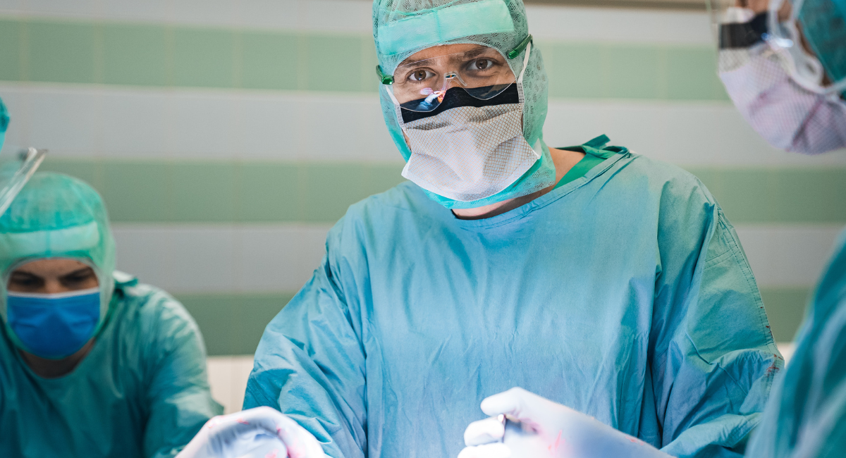 Eine lächelnde Ärztin oder Krankenschwester mit einem Stethoskop berät einen Patienten.