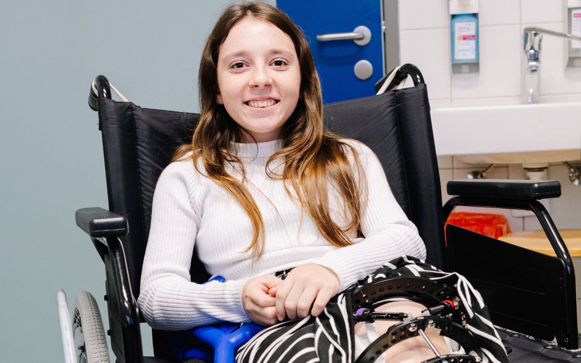 Eine freundliche Physiotherapeutin leitet Patientin bei einer Trainingsgruppe an. 