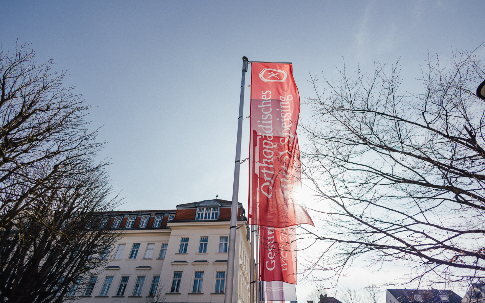 Eine freundliche Physiotherapeutin leitet Patientin bei einer Trainingsgruppe an.