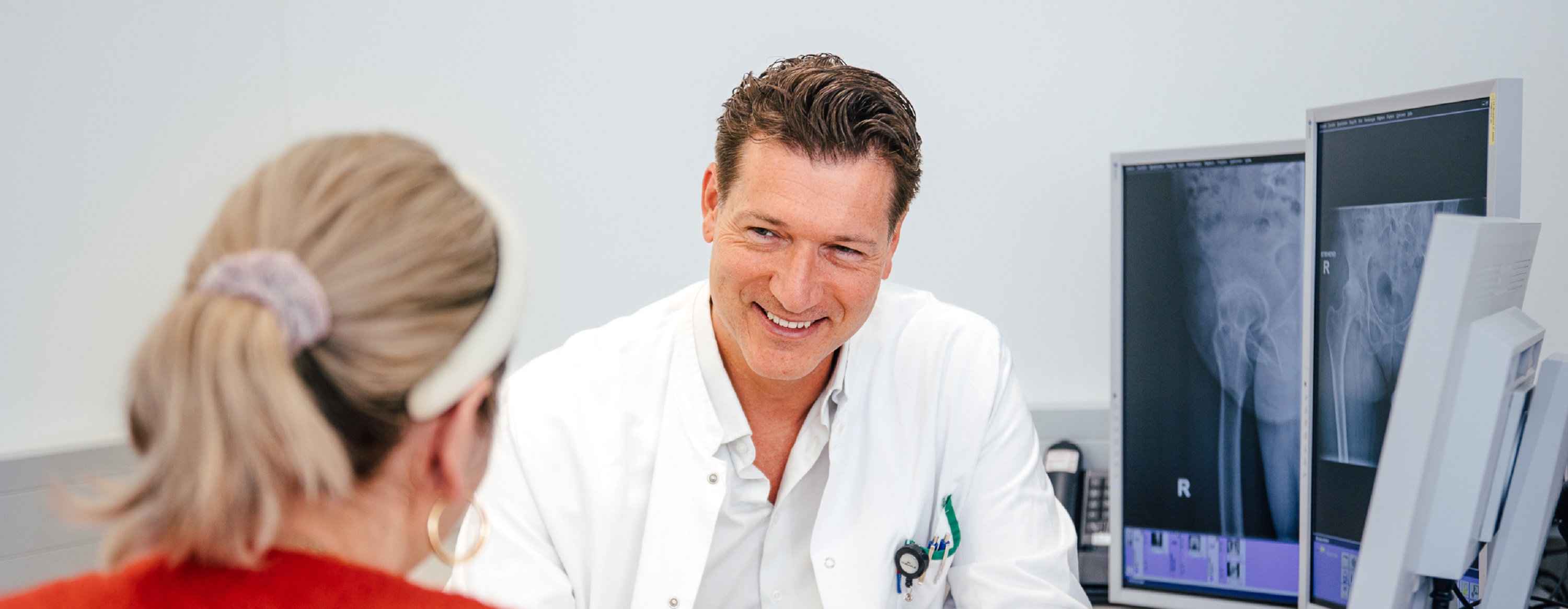Primar Hofstätter mit einer Patientin