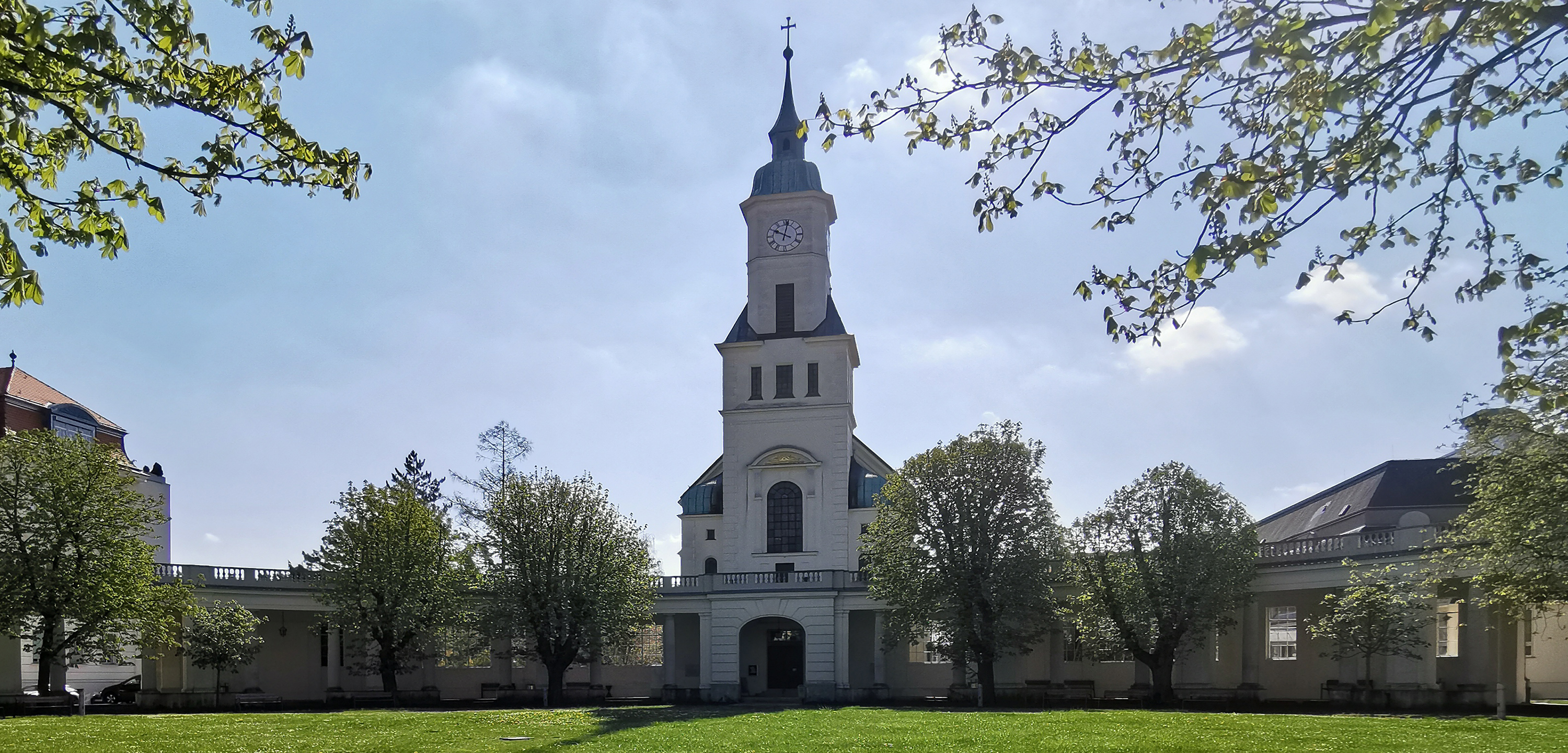 Die Spitalskirche von Speising und ein bisschen Grün runherum