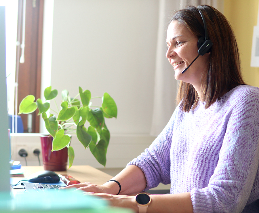 Freundliche Diätologin berät eine Patientin.