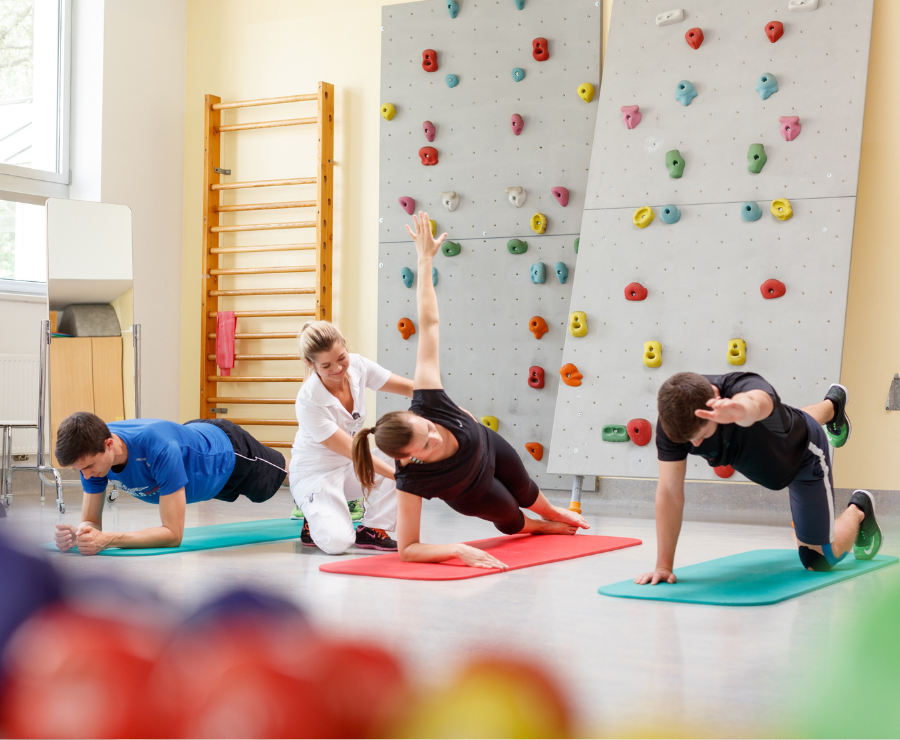 Physiotherapeutin leitet Trainingsgruppe an.