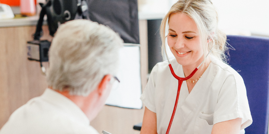 Orthopädisches Spital Speising, mit grünem Rondeau im Sommer. 
