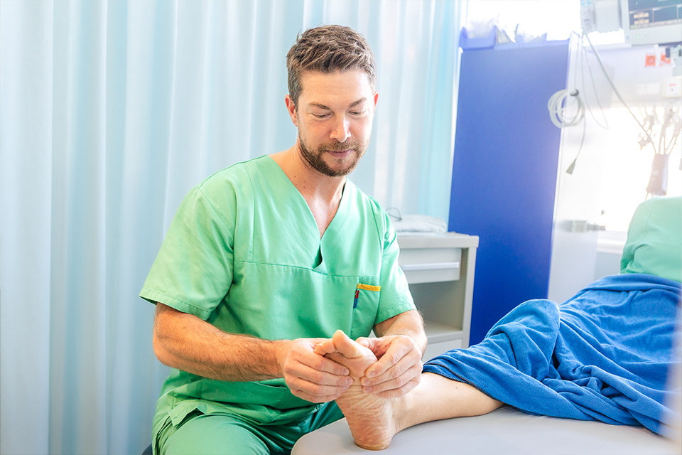 Arzt untersucht Fuß