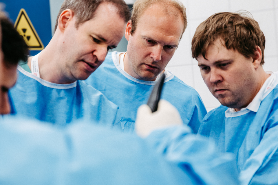 Beim Vienna Arthroskopie Forum wird am anatomischen Model das Arthroskopien trainiert. 