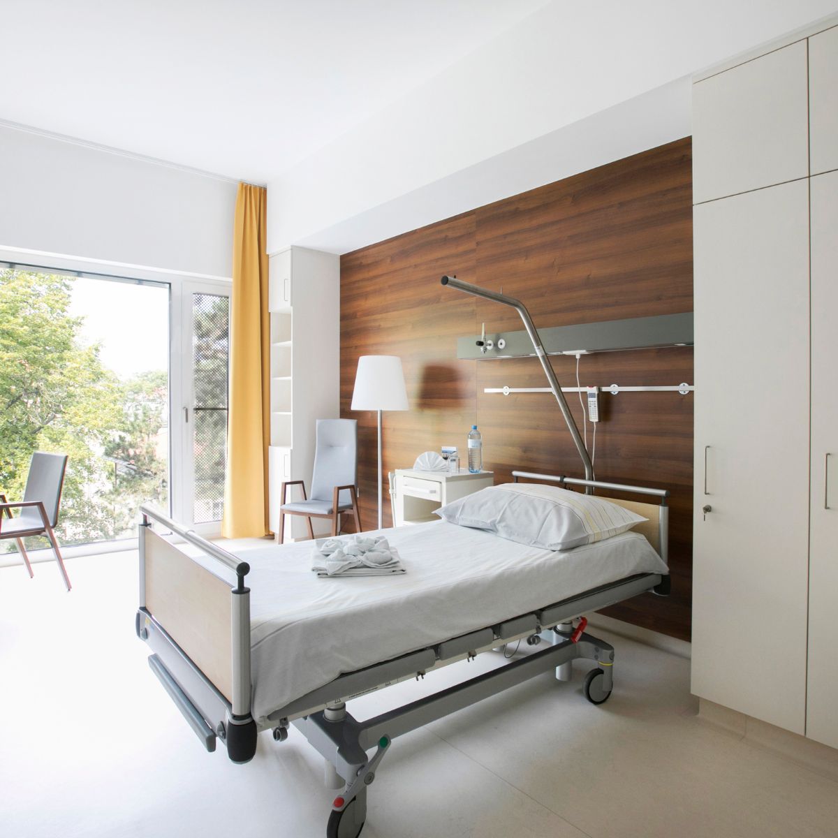 Sonderklassen-Zimmer mit einem Bett und Blick ins Grüne im St Josef Krankenhaus Wien.
