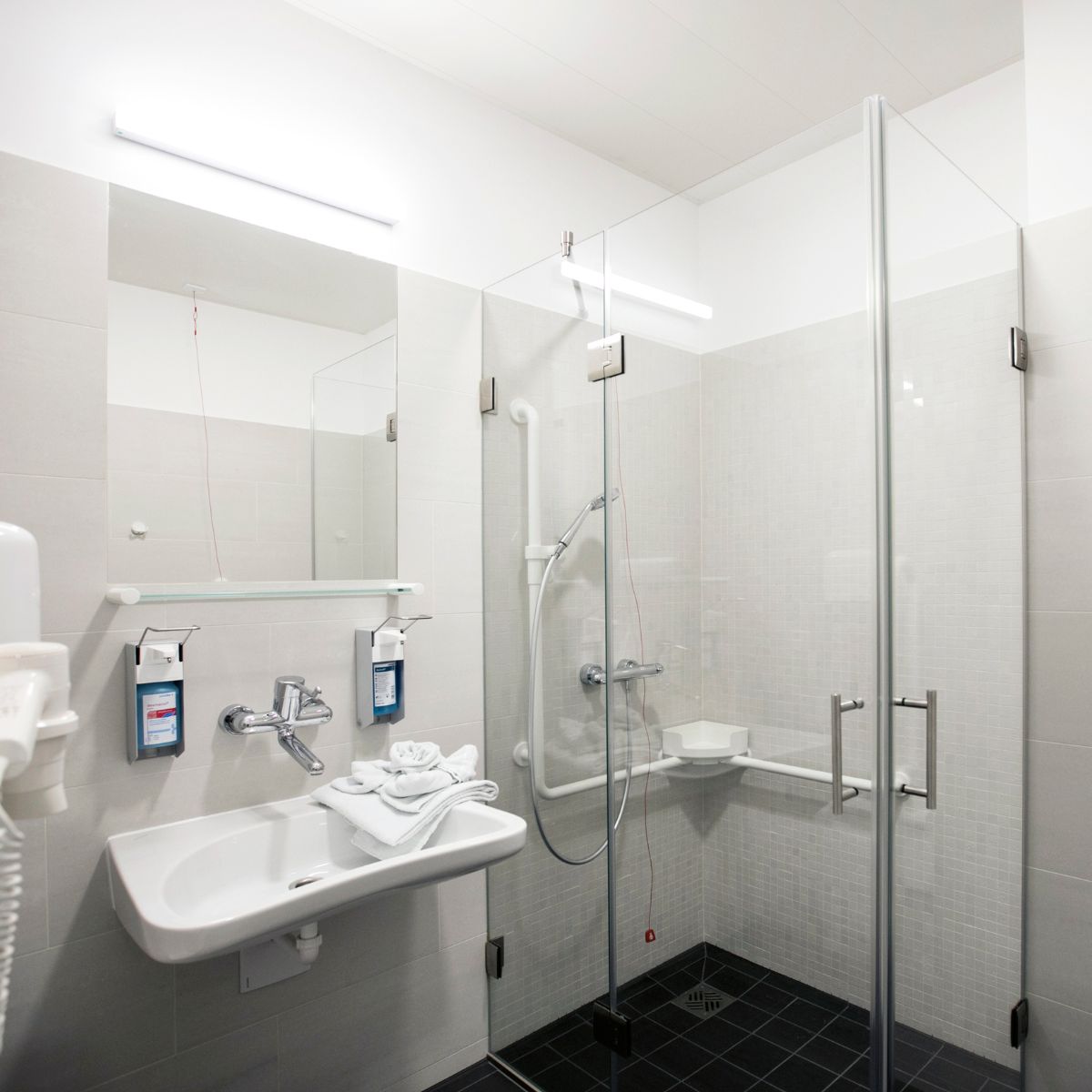 Ein Badezimmer mit Dusche und Waschbecken.
