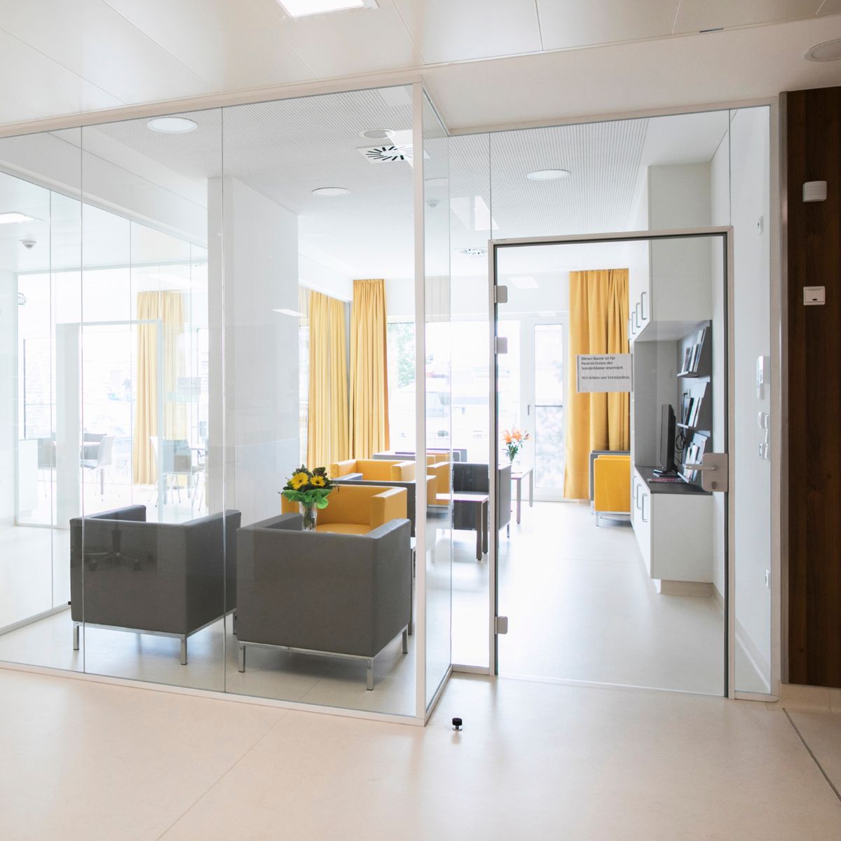 Ein helles, freundliches Zimmer mit einer Sitzgruppe.