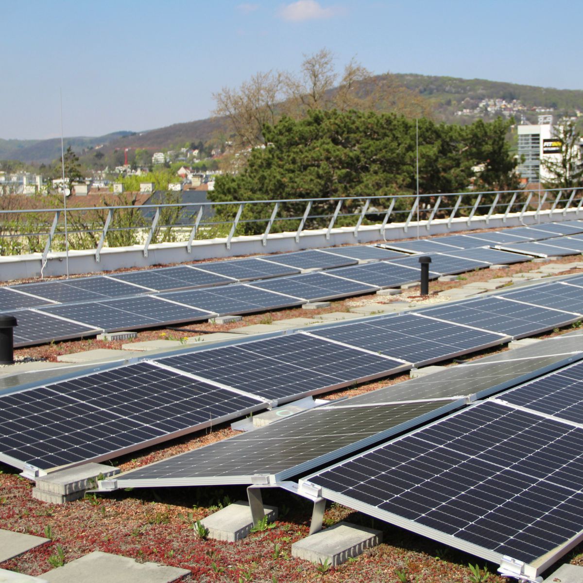 Photovoltaik-Anlage am Dach des Krankenhauses