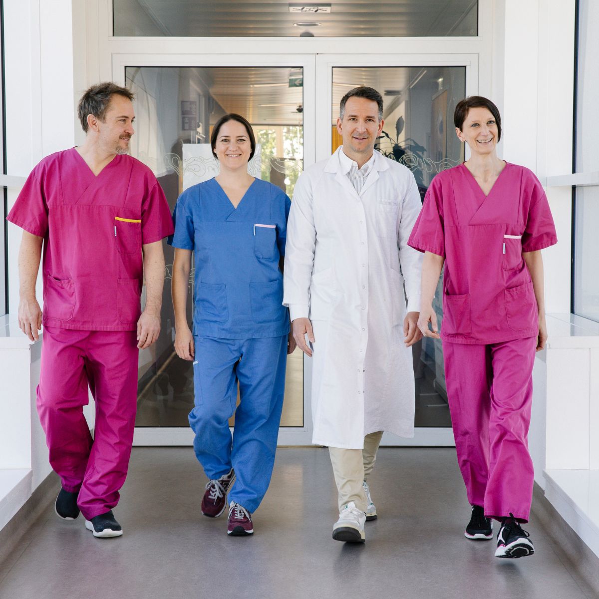 Das Team des Eltern-Kind-Zentrums im St. Josef Krankenhaus Wien geht über einen Krankenhausflur.