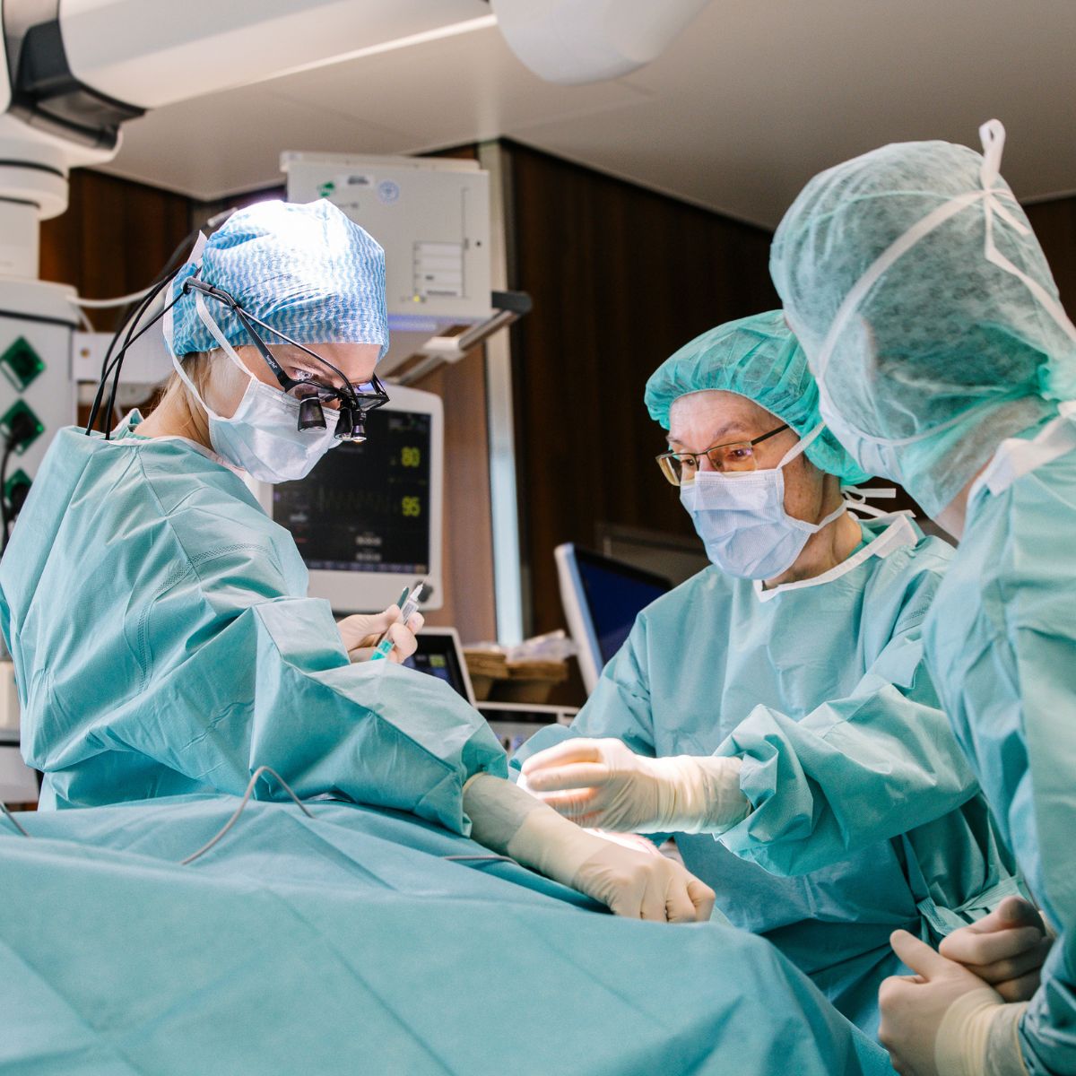 Eine Chirurgin und das OP-Team bei einer Operation 