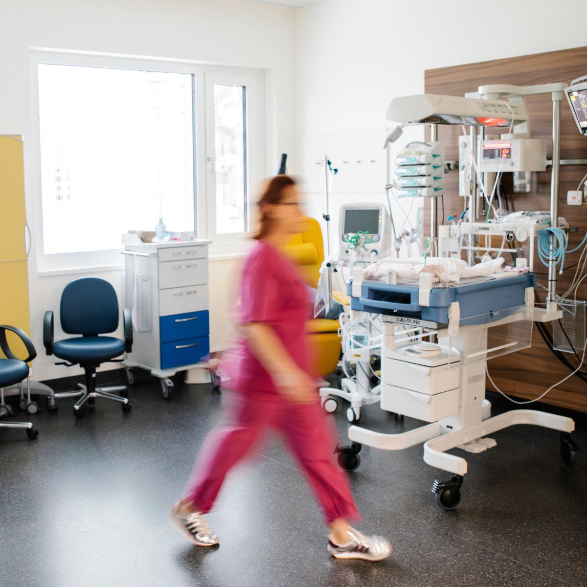 Eine Pflegekraft geht durch die Räumlichkeiten der Neonatologie im St. Josef Krankenhaus Wien.