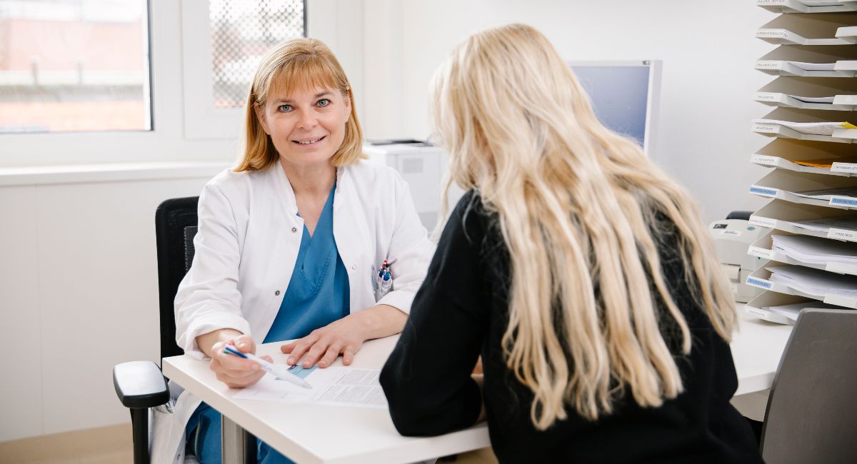 Eine Ärztin bei einem Patientengespräch.