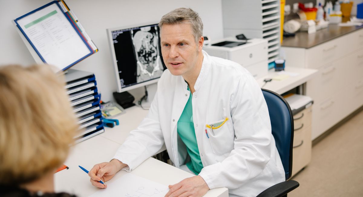 Ein Arzt im Gespräch mit einer Patientin.