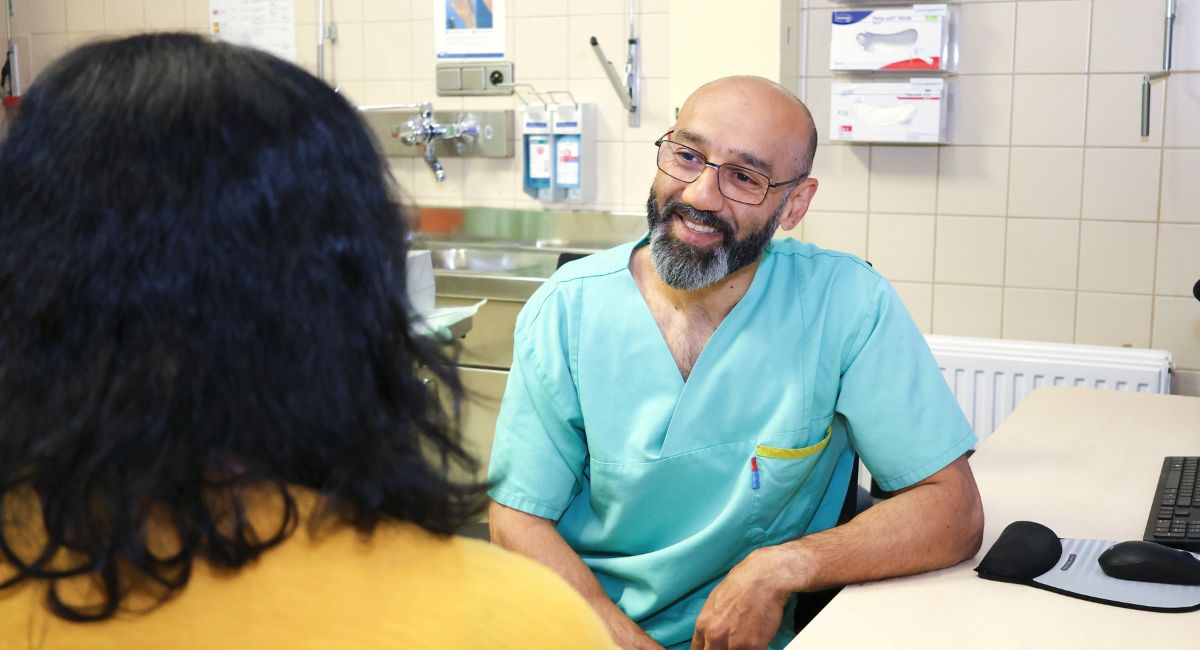 Ein Arzt im Gespräch mit einer Patientin.
