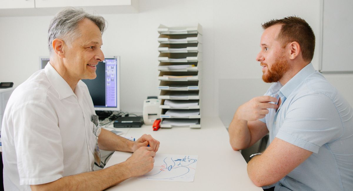 Arzt im Gespräch mit einem Patienten