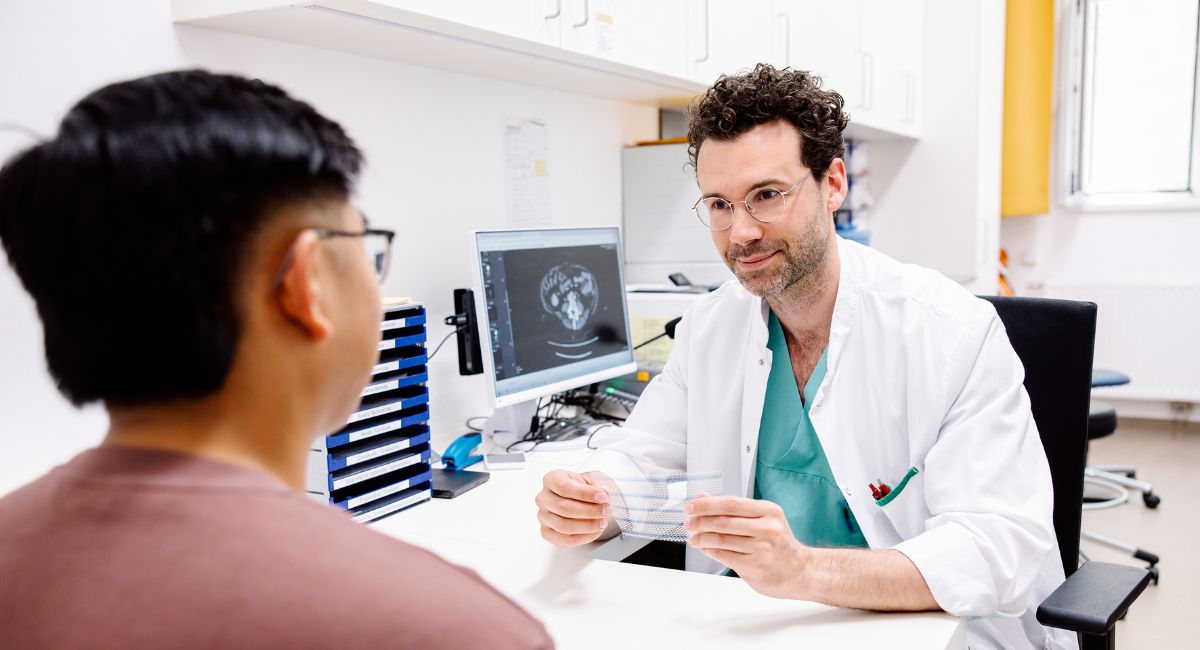 Ein Chirurg führt ein Gespräch mit einem Patienten über Hernien