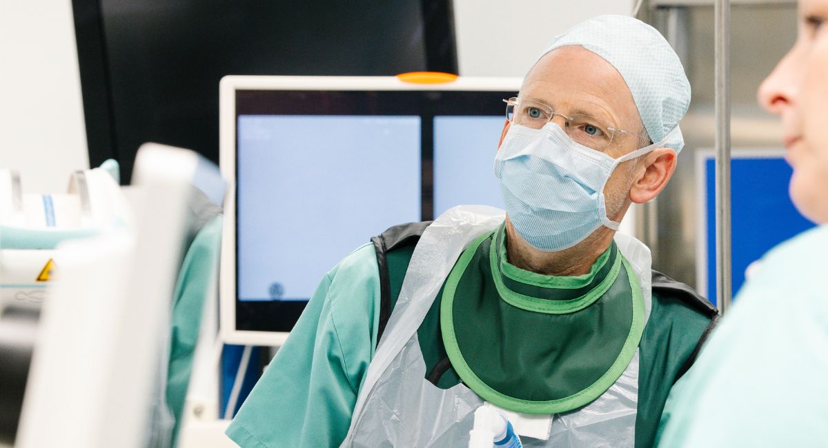 Ein Chirurg während einer Adipositas-Operation.