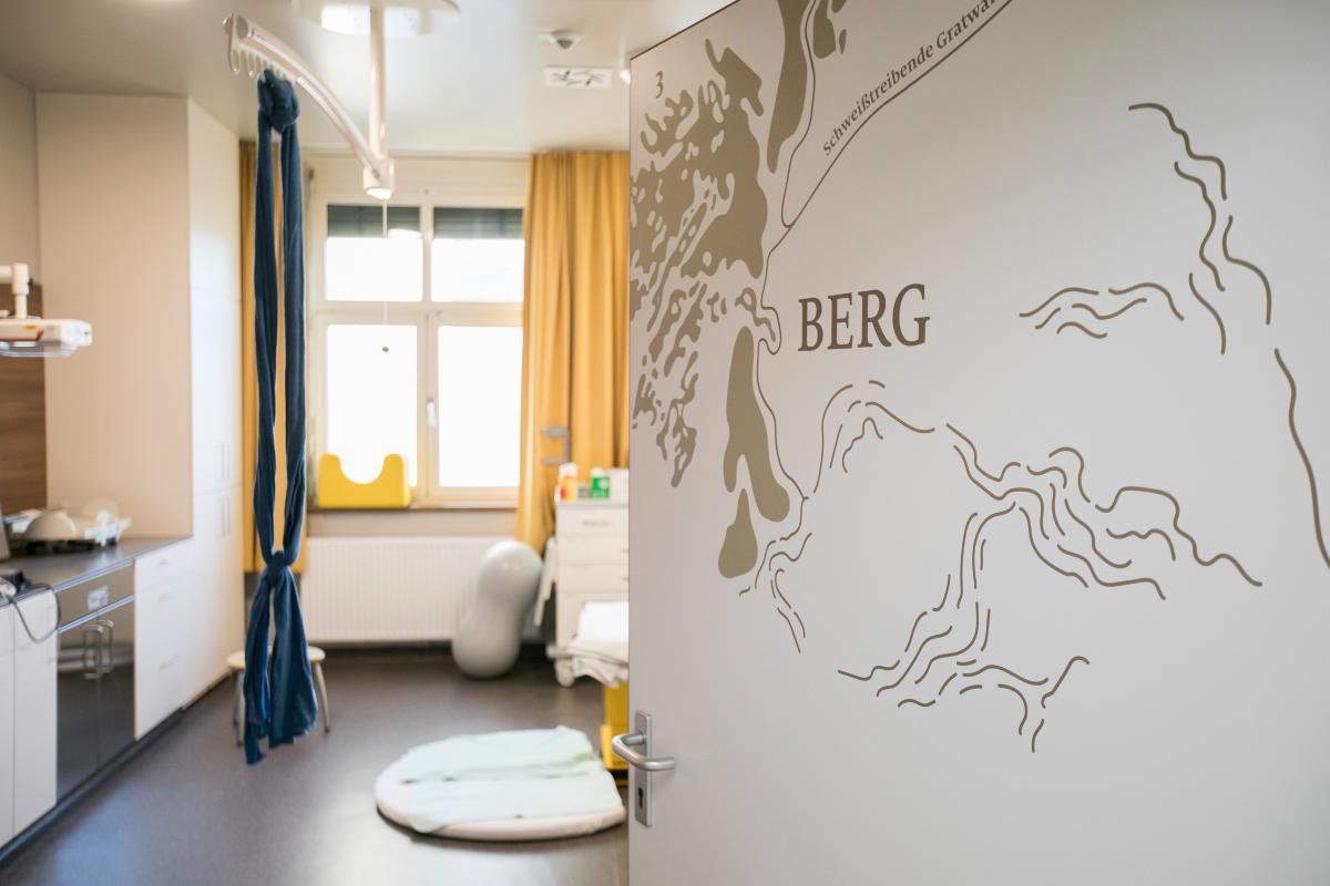 Blick ins Kreißzimmer durch die halb geöffnete Tür.