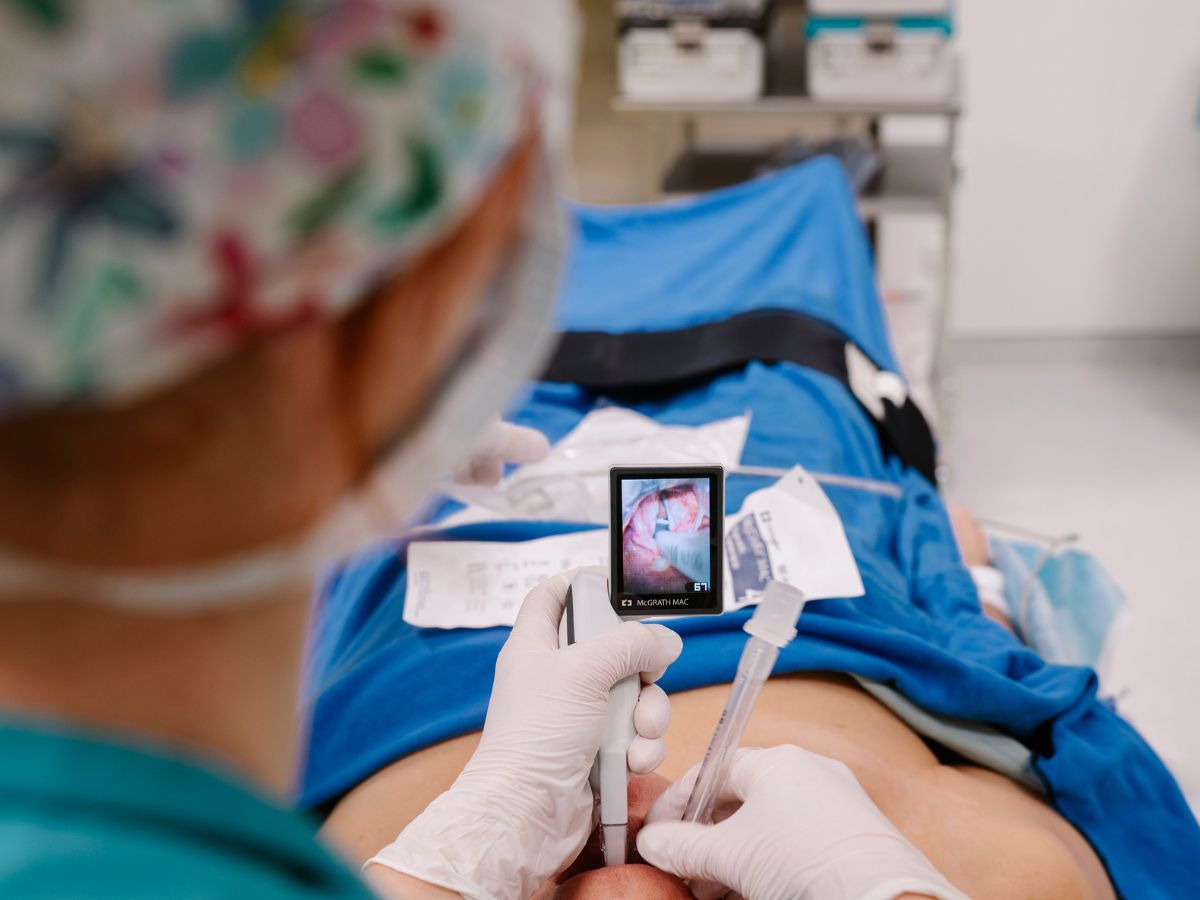 Ein Patient in Narkose mit Intubationsschlauch.