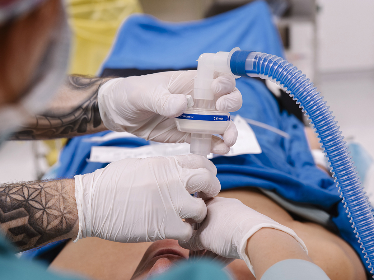 Ein Patient in Narkose mit Intubationsschlauch.