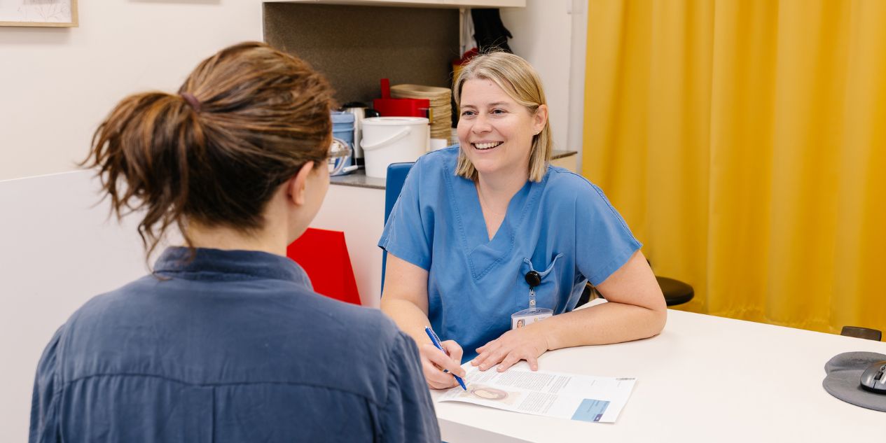 Eine Ärztin im Gespräch mit einer Patientin.