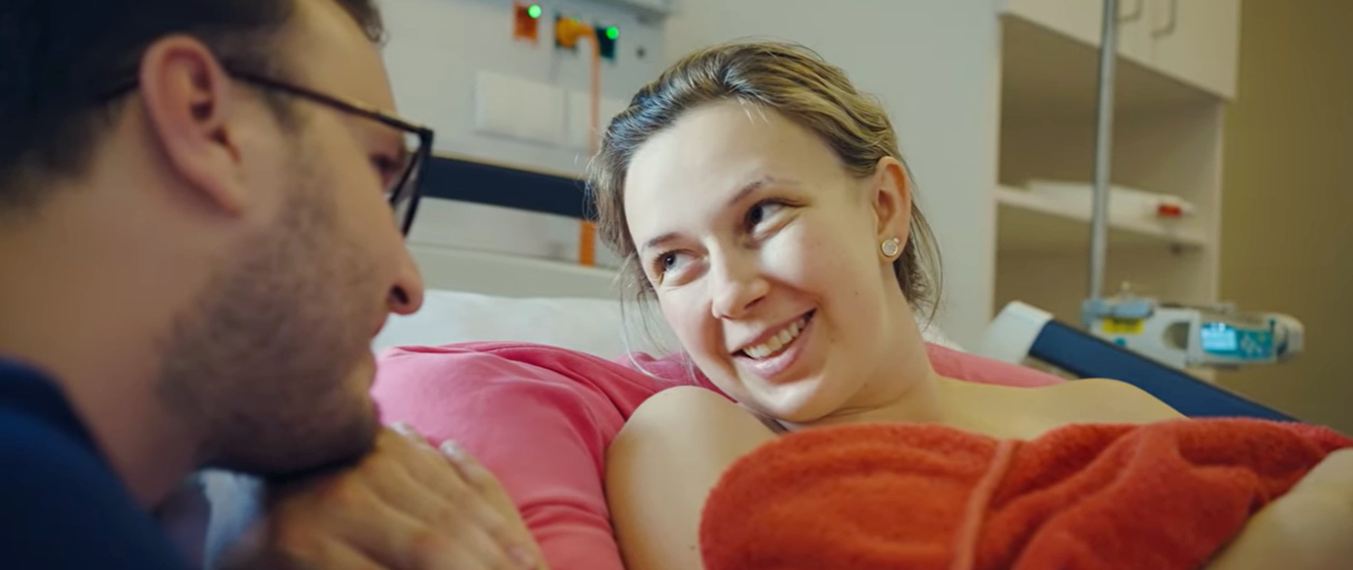 Ein glückliches Paar nach der Geburt ihres Kindes