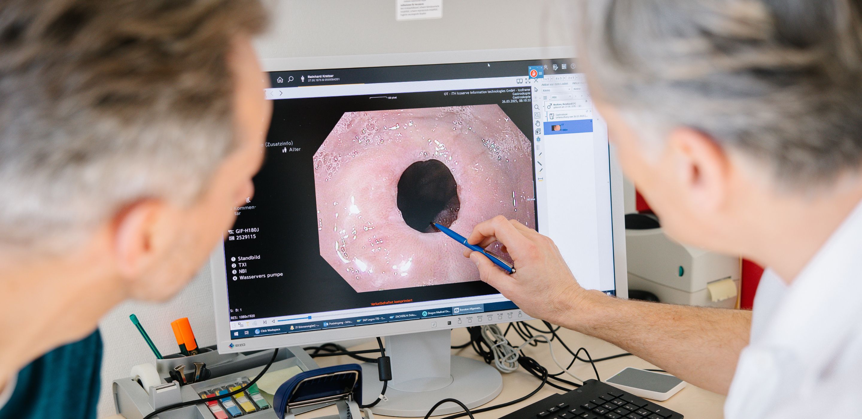 Primarius Johannes Zacherl zeigt einem Patienten das Bild einer Speiseröhre am PC.