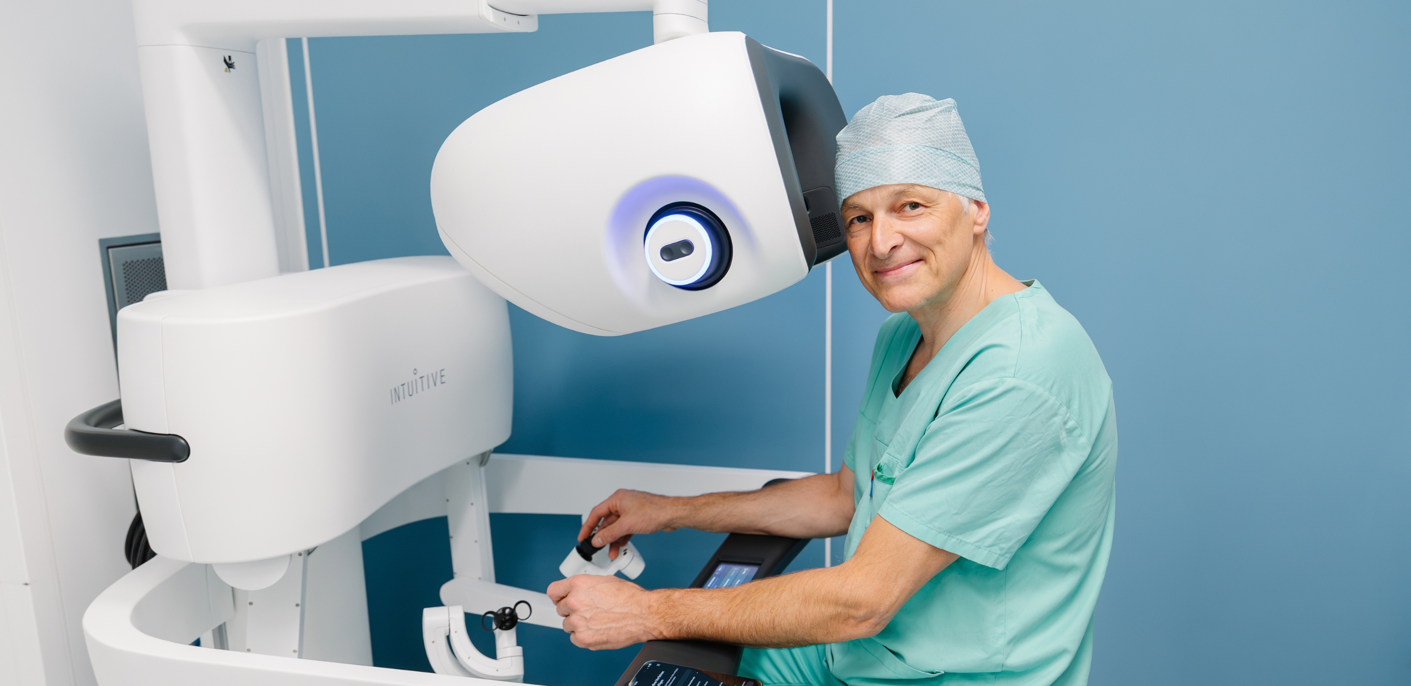 Ein Chirurg sitzt an der Konsole des Da Vinci Roboters.