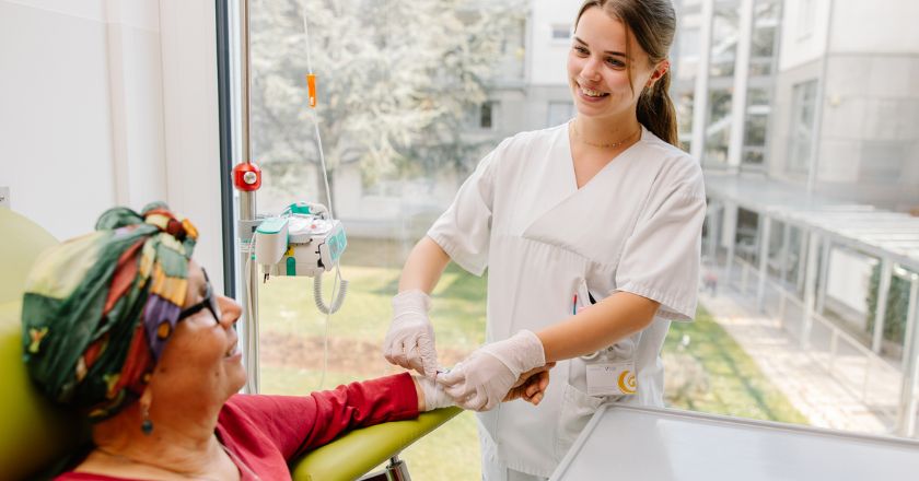Eine Pflegefachkraft bei der Behandlung einer Patientin mit Krebs.