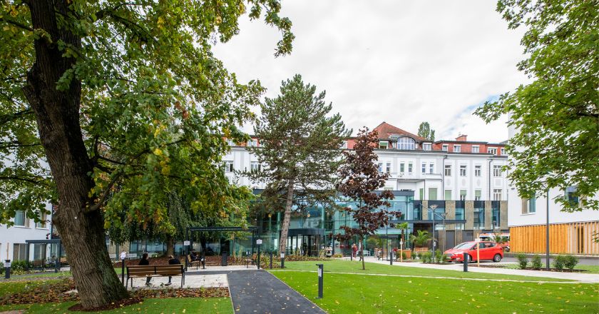 Der Garten mit dem St. Josef Krankenhaus im Hintergrund.