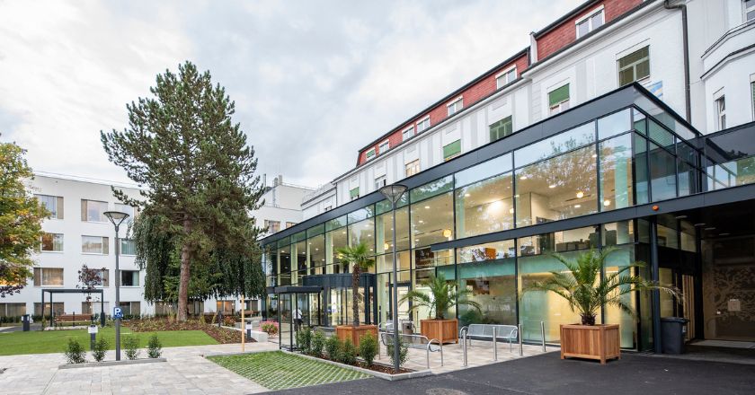 Der Eingangsbereich des St. Josef Krankenhauses Wien von außen.