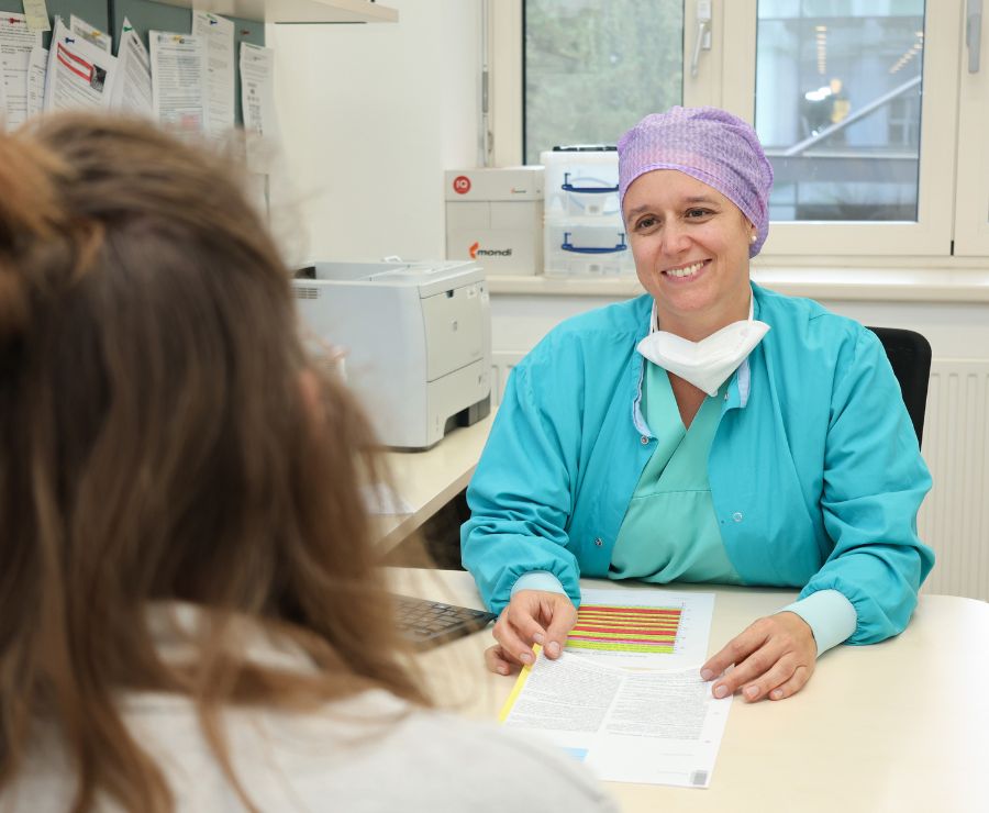 Eine Anästhesistin führt ein verpflichtendes Aufklärungsgespräch vor der Narkose mit einer Patientin.