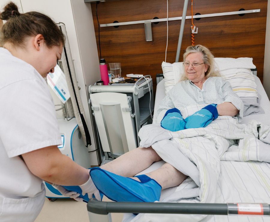 Krebspatientin mit speziellen Handschuhen und Socken gegen Nervenschädigungen.