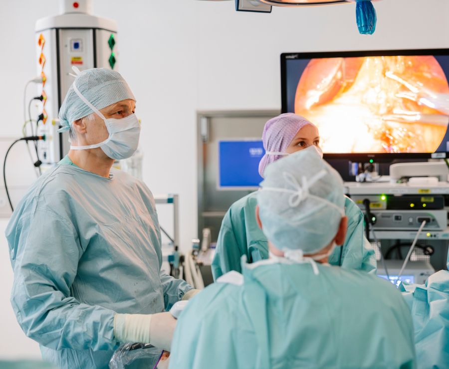 Während einer Operation blicken Chirurgen auf einen Bildschirm.