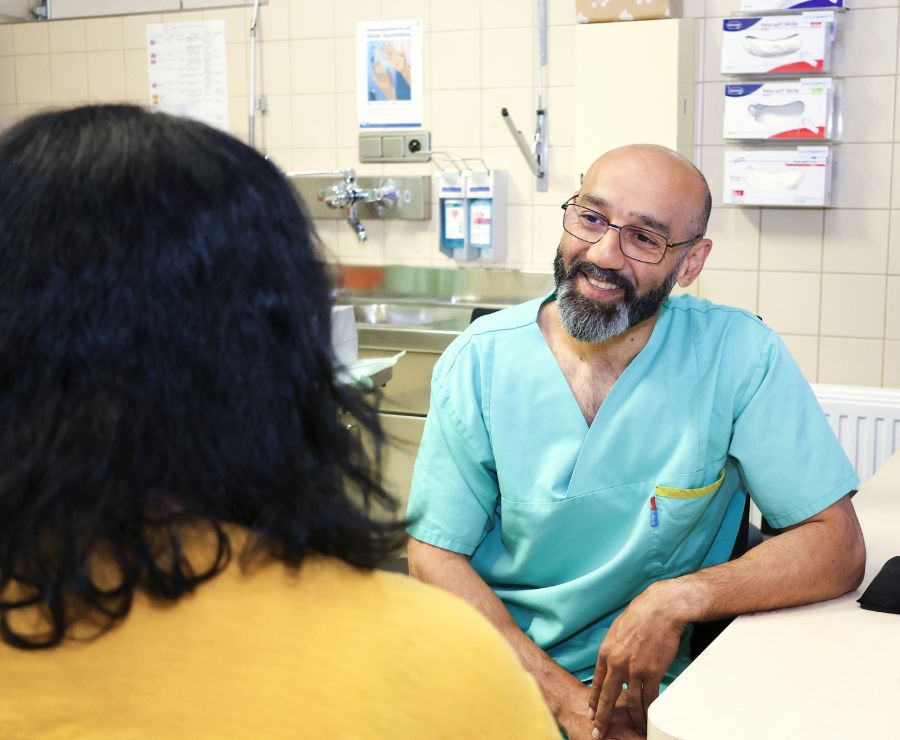 Ein Arzt im Gespräch mit einer Patientin.