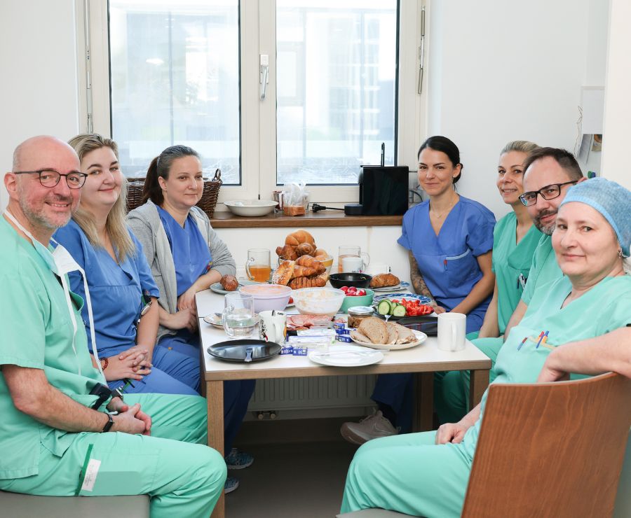 Team im St. Josef Krankenhaus Wien beim gemeinsamen Frühstück.