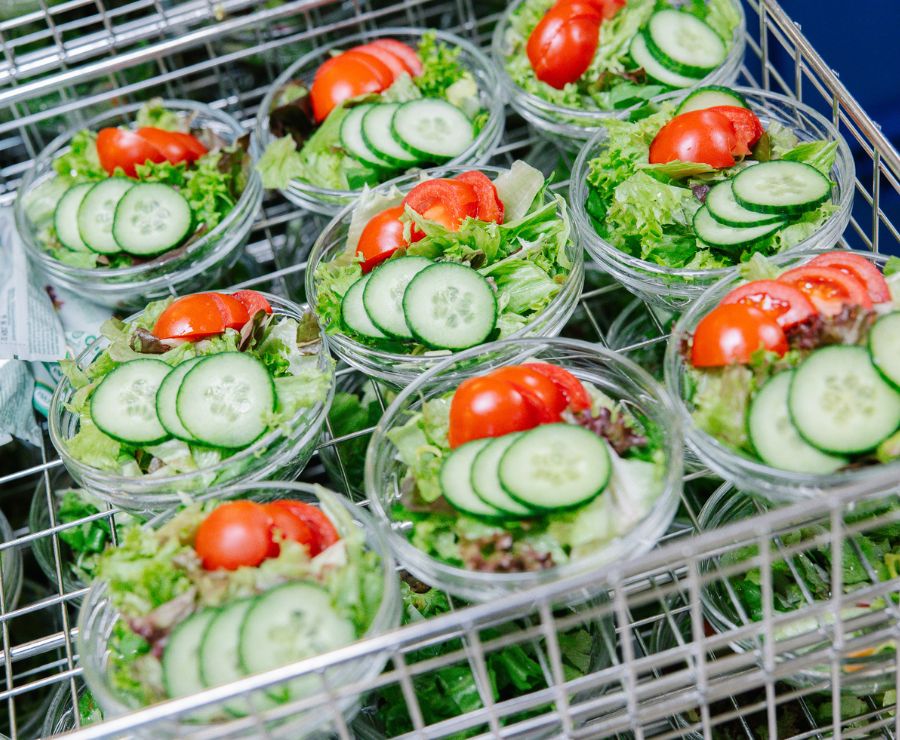 viele frische Beilagensalate.
