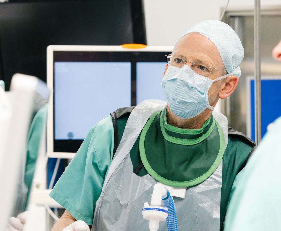 Ein Chirurg während einer Adipositas-Operation.