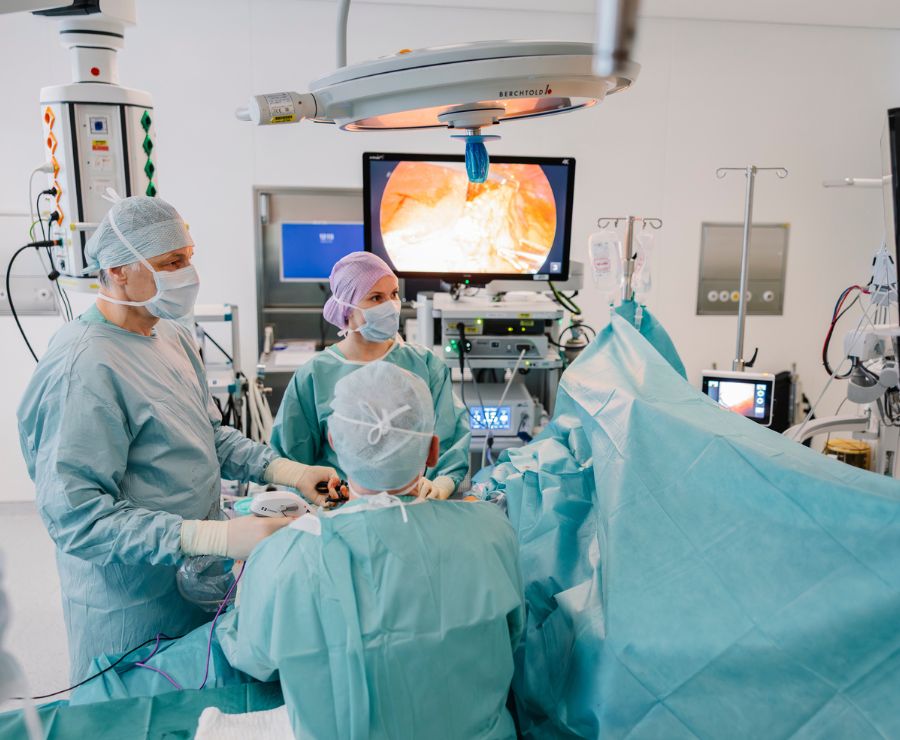 Ein OP-Team führt eine Operation durch.
