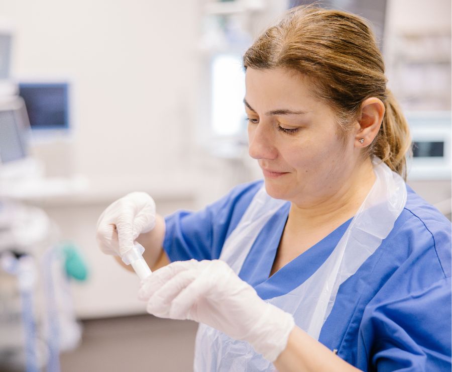 Eine Pflegeperson bereitet eine Endosonographie vor.